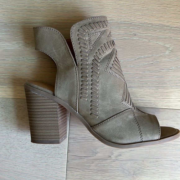 Universal Thread Shoes - Picture 7 of 7